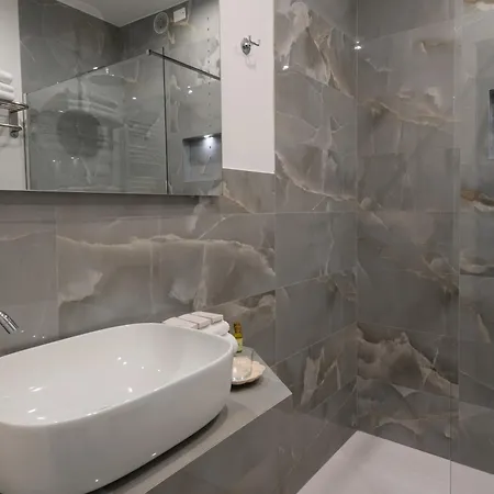 Biancamano 4*
